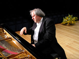 Sokolov rinnova la tradizione delle star del pianoforte al Ravenna Festival